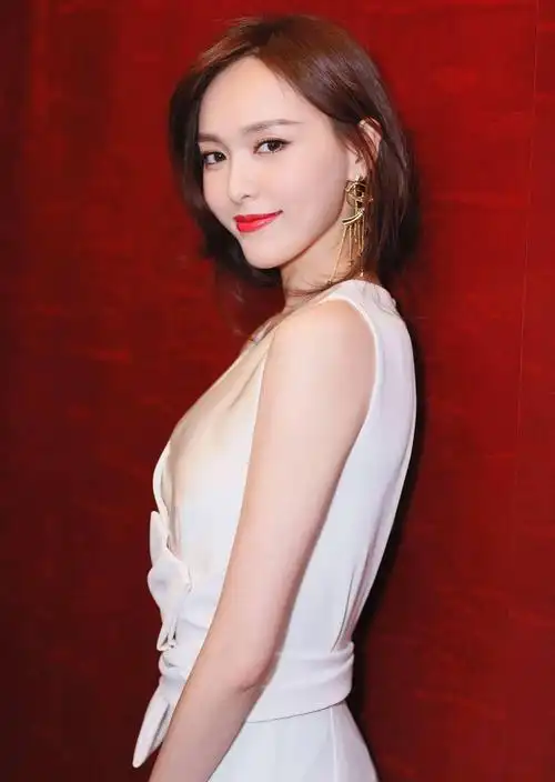 百变小天后唐嫣晒写真身穿古典宝石纱裙仙气十足宛如仙女