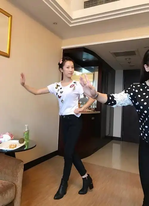 李念穿白色背心,身材好就不用说了,这素颜肌肤状态真是无法形容