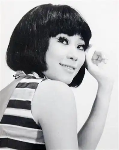 之后黄文慧开始参演各种粤语电影,还有过一段艳星之路,对于当时那个