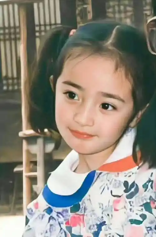 杨幂在小时候就拥有线条流畅的小脸和明亮又大的一双眼睛,似乎天生带