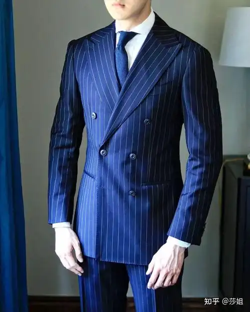 图三:深蓝色竖条纹深蓝色给人尊敬端庄的感觉,充满了成熟与睿智,是