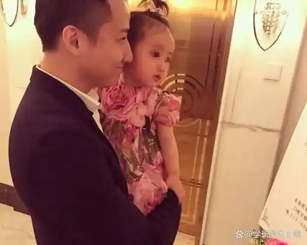 黄晓明已二婚吗妻子年纪不大水很深