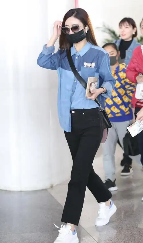 赵丽颖有"学生范",衬衫下摆掖一边进裤子,证明塞衣角真显腿长