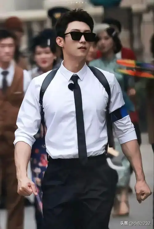 荷尔蒙爆棚的猛男,虽然五大三粗,但是颜值还是非常耐打的,八块腹肌