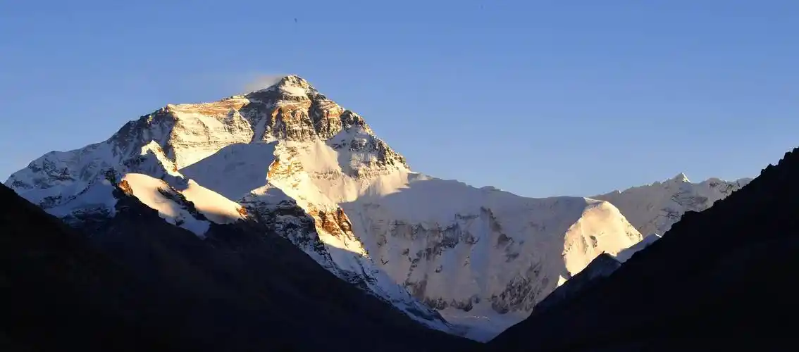 深秋,西藏日喀则市定日县天高气爽,游客前来观赏世界最高峰——珠穆