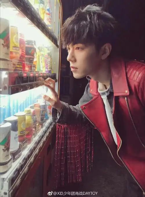 03肖战微博分享  "看见你们都在催我发照片.但是.但是我.