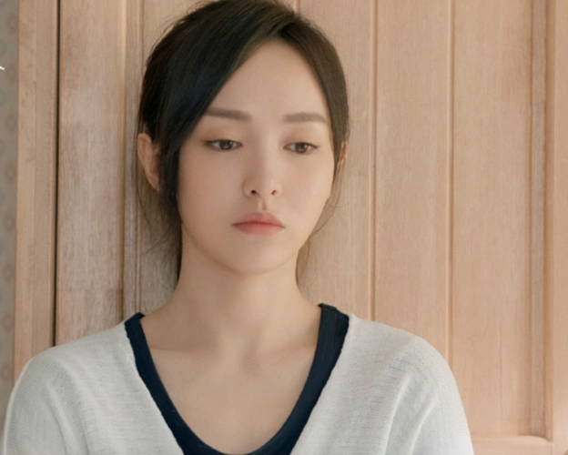 唐嫣素颜现身活动被偶遇,一身红裙知性温婉,大长腿很迷人