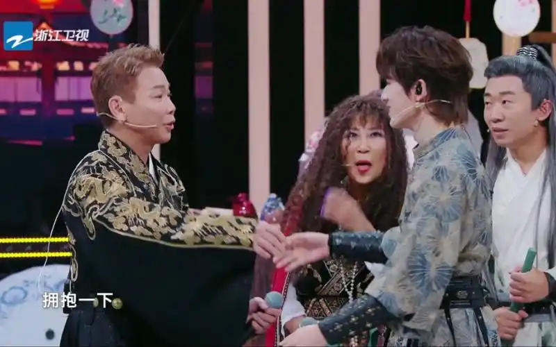 陶喆宋亚轩首次见面惊喜拥抱,献唱《小镇姑娘》两人合唱《普通朋友》!