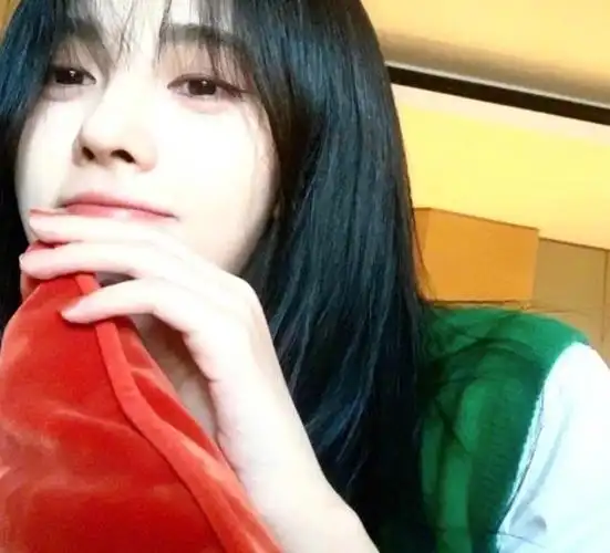 鞠婧祎进组却不忘晒照生图暴露抓拍角度堪称自拍教科书