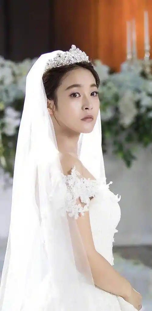 《我的小确幸》中,邢菲饰演的从容穿上一字肩婚纱美如公主,肩上的羽毛