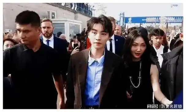 王俊凯恋爱传闻疑云与经纪人杨柳恋情曝光