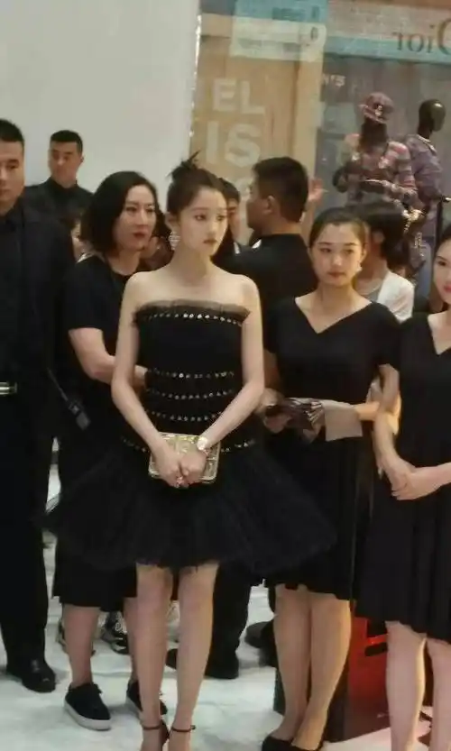 关晓彤生图曝出,1米7多的身高,如此看来真的不胖_作品_时候_电影