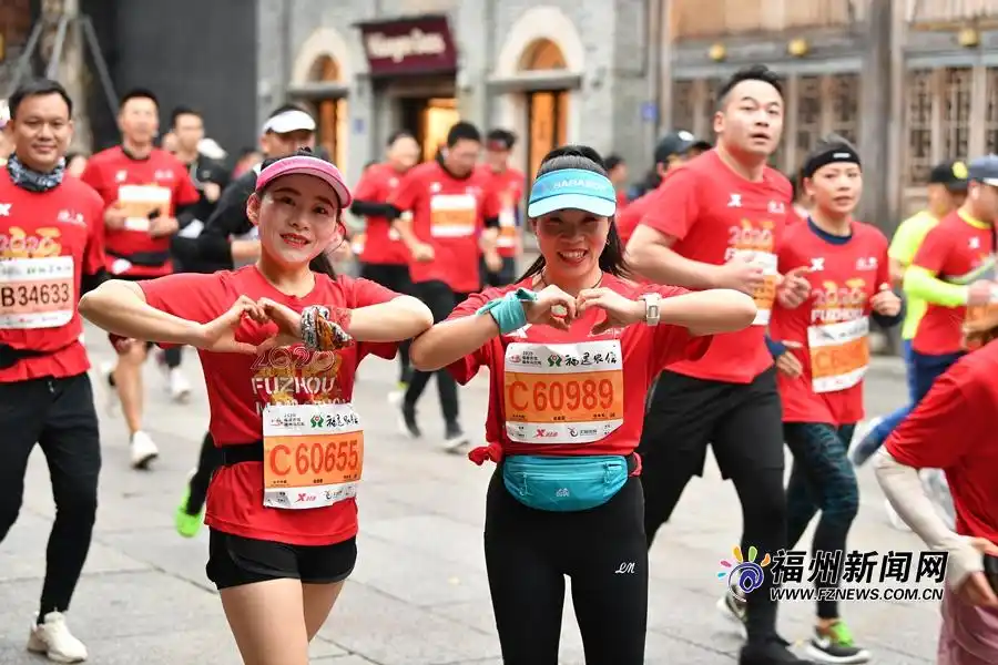 2020福州马拉松赛鸣枪20000名跑友快乐奔跑