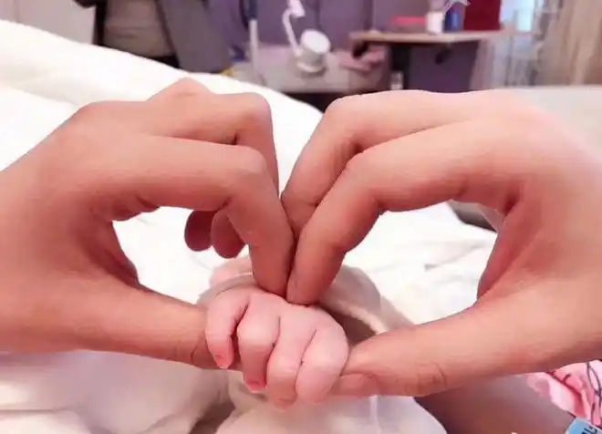 董子健孙怡和"董小姐"大手牵小手一家三口好幸福_网易订阅