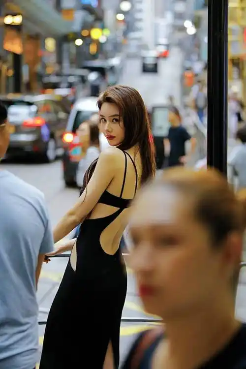 近日,演员邱意浓一组最新写真曝光,照片中,邱意浓身穿紧身礼服长裙