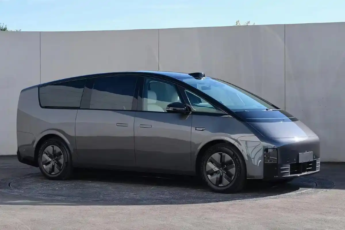 理想汽车10月交付新车40422辆,1-10月累计销量28.4647万辆