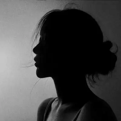 女生头像黑白不带字,假装抬头仰望天空-黑白头像