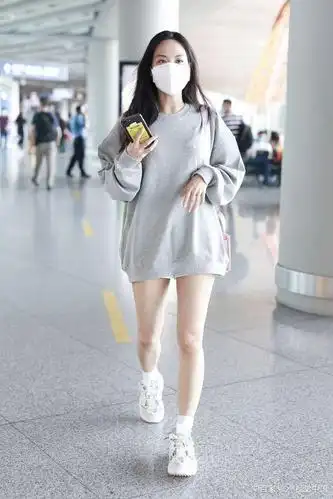女演员王霏霏现身机场,穿字母卫衣老爹鞋长发飘飘,清纯可爱