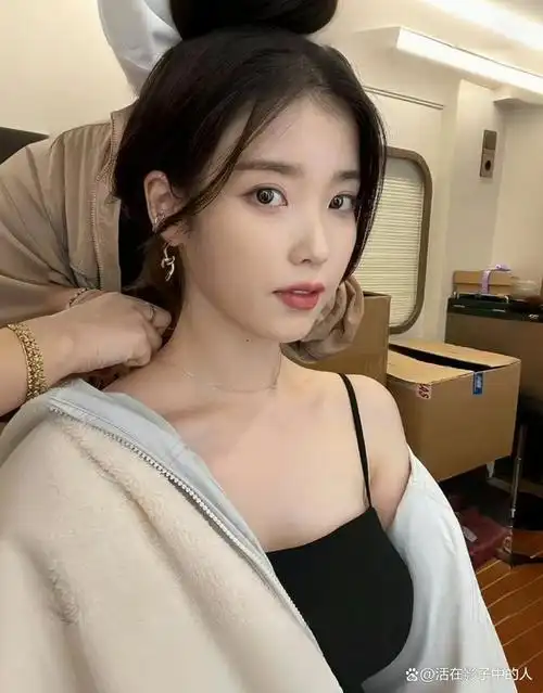 李知恩的职业生涯始于2008年,当时她发行了首张专辑《lost and found