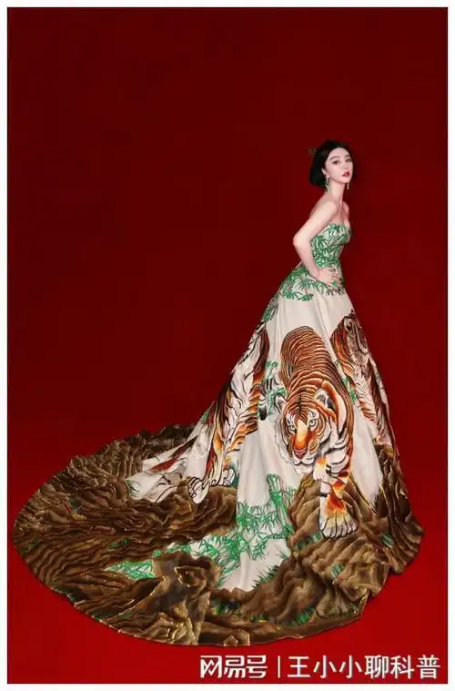 范冰冰再穿"龙袍",可惜事实证明,她再也回不去了|礼服|长裙|红毯|裙子