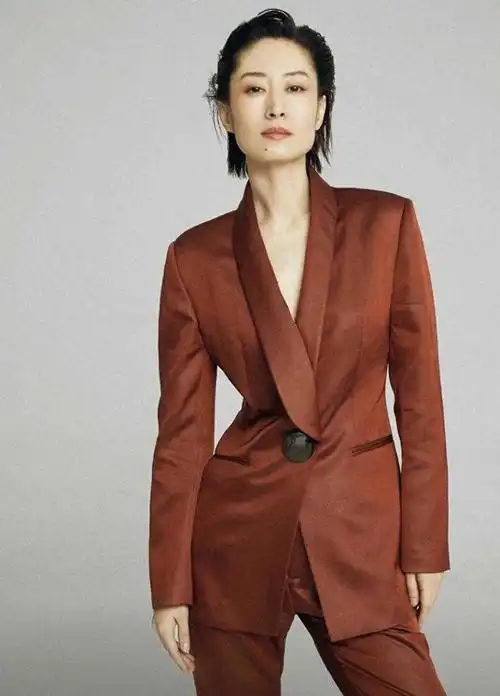 刘敏涛的高级感从来没输过穿小香风外套配阔腿裤拍杂志美翻了