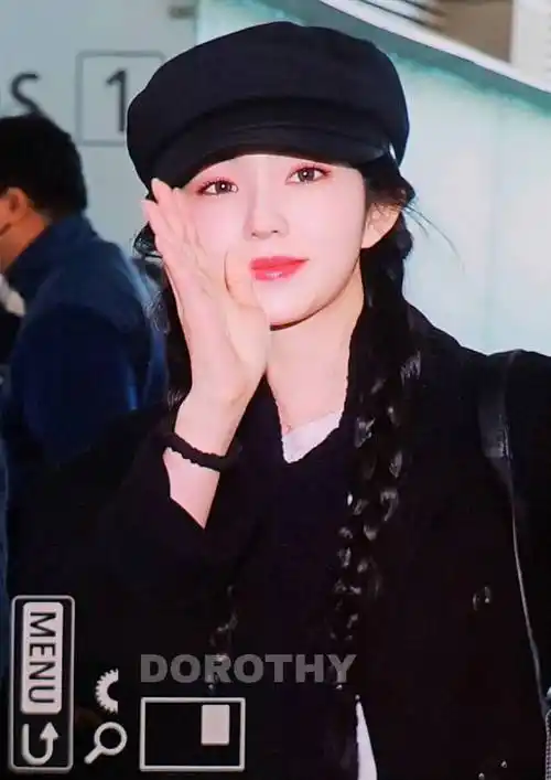 裴珠泫不愧为南韩神颜,扎着两根麻花辫,清新脱俗_黑色_西装_运动