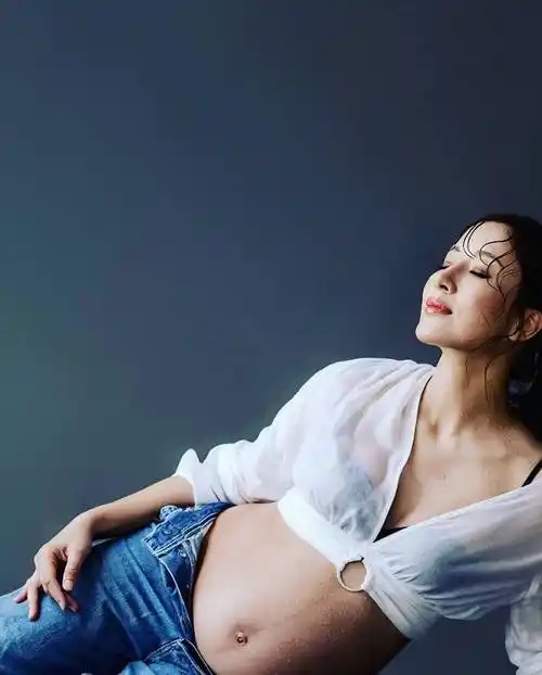 从她分享的照片可以看到,当时她已经怀孕有6到7个月的时间了,孕肚非常