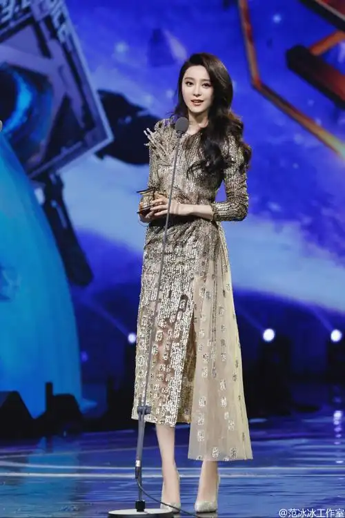 组图:范冰冰穿金色透视礼服 美腿白长直又细