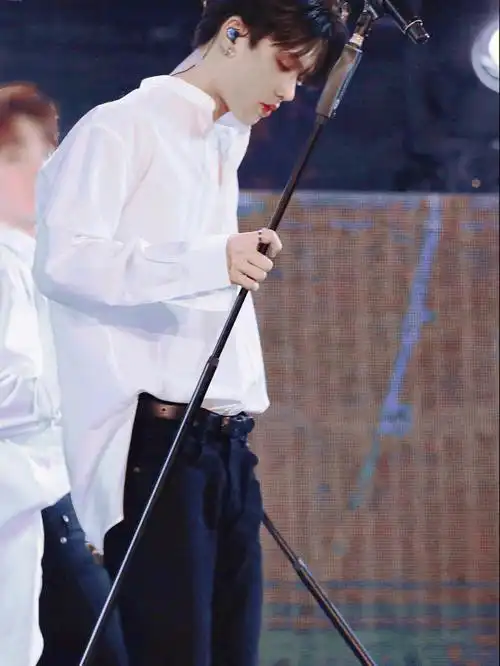 白衬衫的林彦俊四十弹