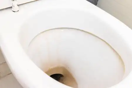 马桶污垢公共卫生间的脏的不卫生的马桶有石灰垢污渍照片