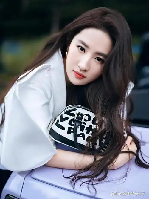 神仙小姐姐刘亦菲的一组近照,时尚黑白配,自然清新,高级脱俗,不做作