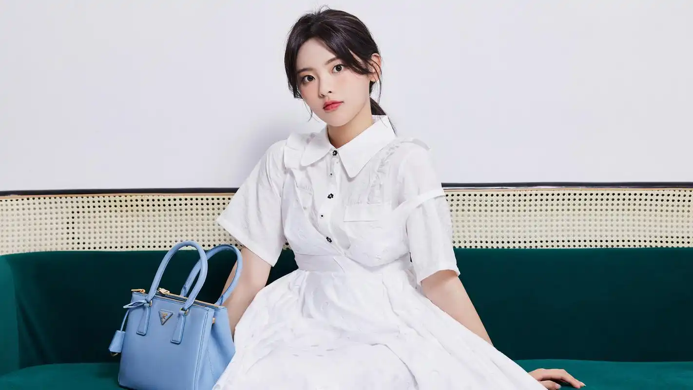 杨超越白色裙子壁纸