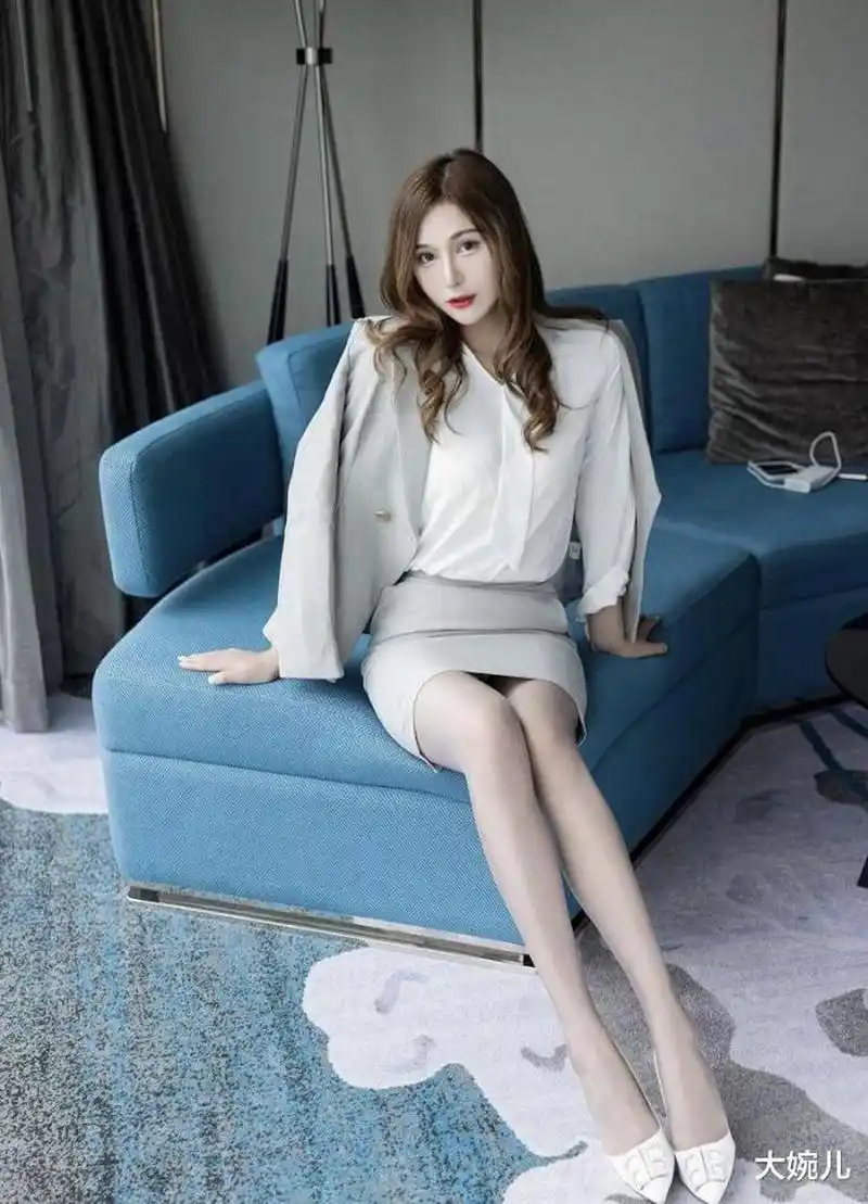 美女图集:白领丽人肉丝美腿,制服短裙端庄典雅