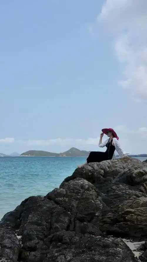 淡然并非淡漠,是面对争纷坦然一笑的优雅,是面临困顿安然向前的坚强