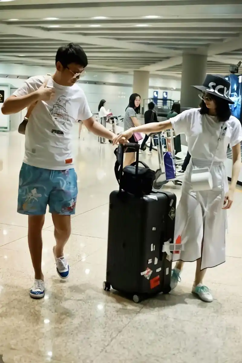 雷佳音翟煦飞夫妻2人现身机场,穿着打扮时尚清凉,男主帅女主靓,这对高