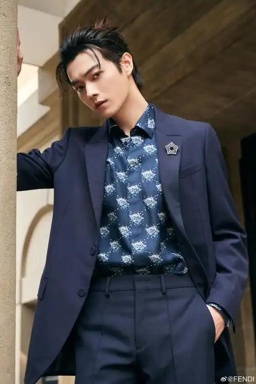 许凯soso身着2023冬季胶囊系列,受邀出席fendi上海恒隆广场限时店活动