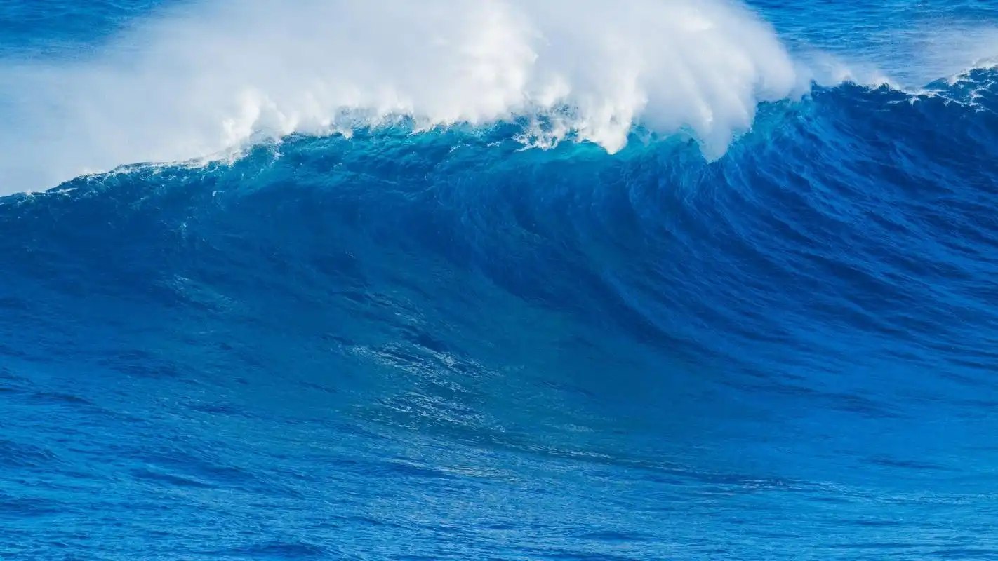 咆哮的海浪高清桌面壁纸
