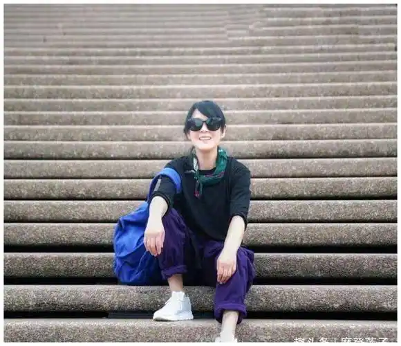 51岁的刘若英状态真好,身穿黑色西装搭配白色衬衫,帅气又干练_穿着