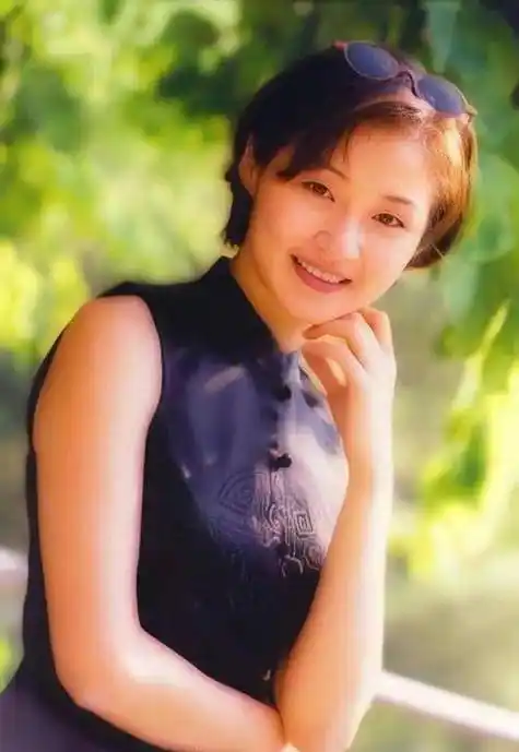 单眼皮的万绮雯,年轻时候漂亮,年华渐去,优雅也越来越迷人_造型_发型