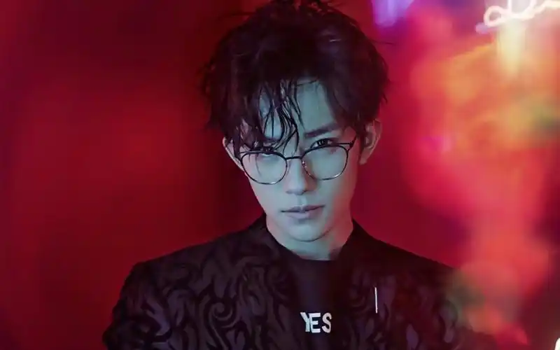 桌面壁纸 明星图片 > 正文  本文 爆红全网易烊千玺时尚写真_超迷人的