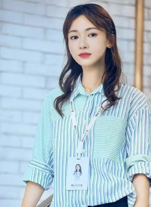 原创李沁90斤吴谨言88斤两人同时被黄景瑜树熊抱谁谎报体重了