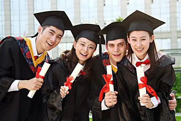 穿学士服的大学生