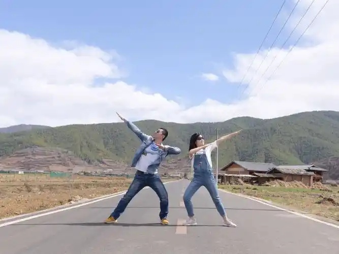 有哪些适合两个人旅游拍照的姿势