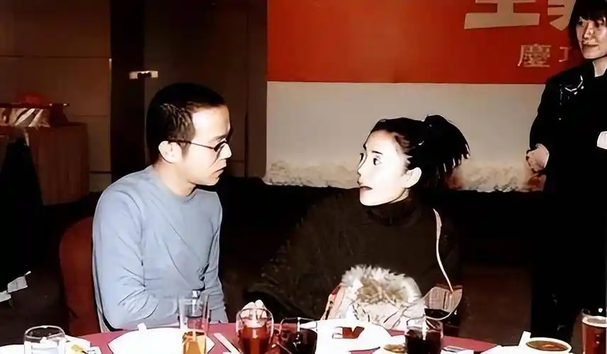 窦唯控诉王菲,每次打电话找她,不是在工作,就是在打牌或在唱卡拉ok,有