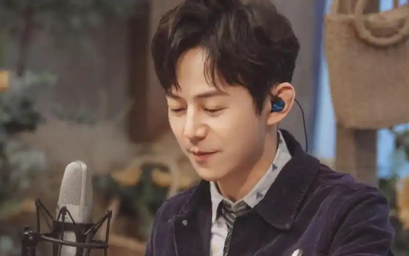 暖心男神何炅春日休闲时尚写真,高清壁纸图片,大陆明星-回车桌面