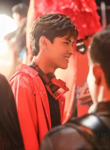 颜高穿啥都好看 吴亦凡着红鸡毛斗篷依然酷帅