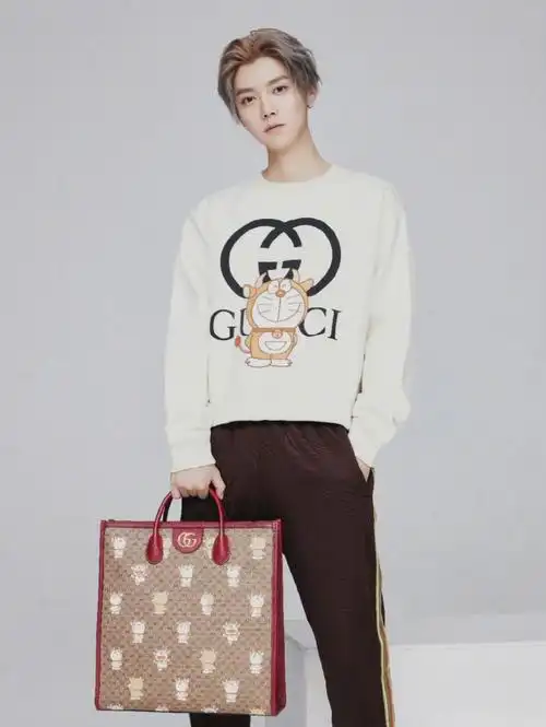 【古驰品牌代言人鹿晗 】 品牌代言人鹿晗@鹿晗 身穿哆啦a梦xgucci