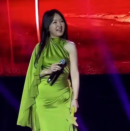 杨钰莹终究是老了,在美颜下看似年轻,但身材发福还是有点暴露了