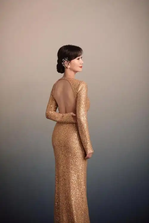 67岁赵雅芝穿着礼服裙开叉腰至臀,细长的蝴蝶背更是像27岁的模样