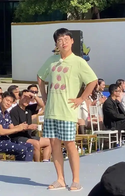 蔡徐坤照片跑男("跑男"蔡徐坤穿睡衣走秀路透图曝光,站沙溢郭麒麟身边